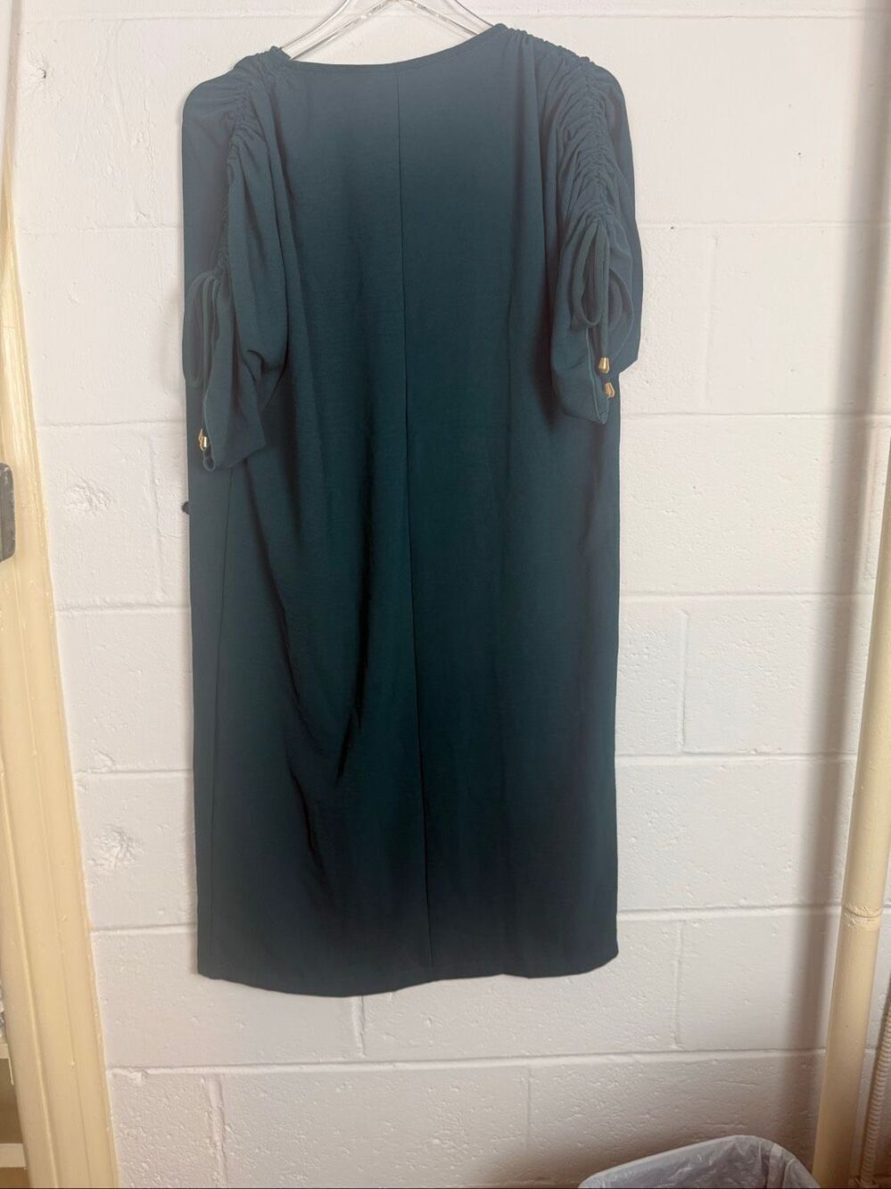 Linear Collection Los Angeles NWT Emerald Green Ruched Sleeve Shift Midi Dress X - Picture 5 of 5
